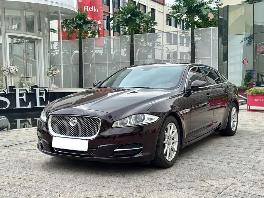 Jaguar XJ