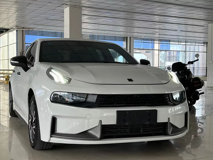 Lynk & Co 03