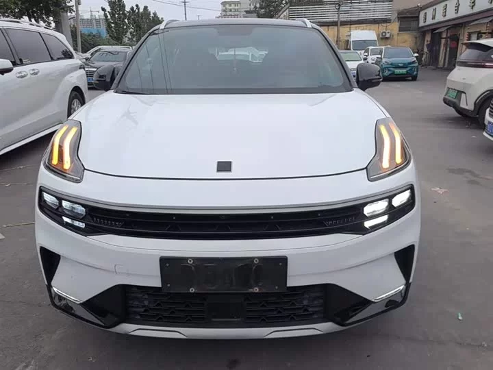 Lynk & Co 06