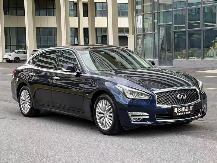 Infiniti Q70