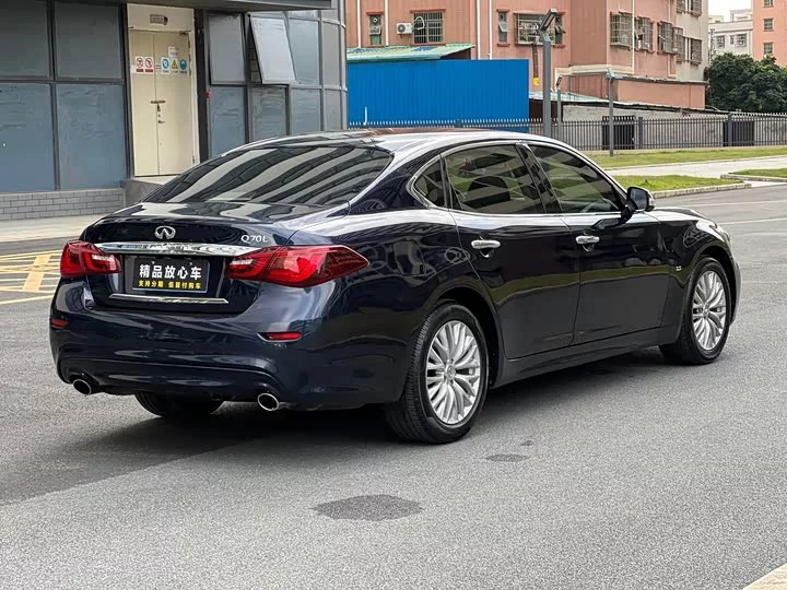 Infiniti Q70