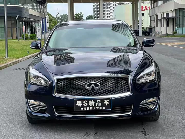 Infiniti Q70