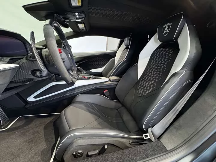Lamborghini Revuelto