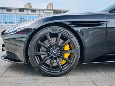 Aston Martin DB11