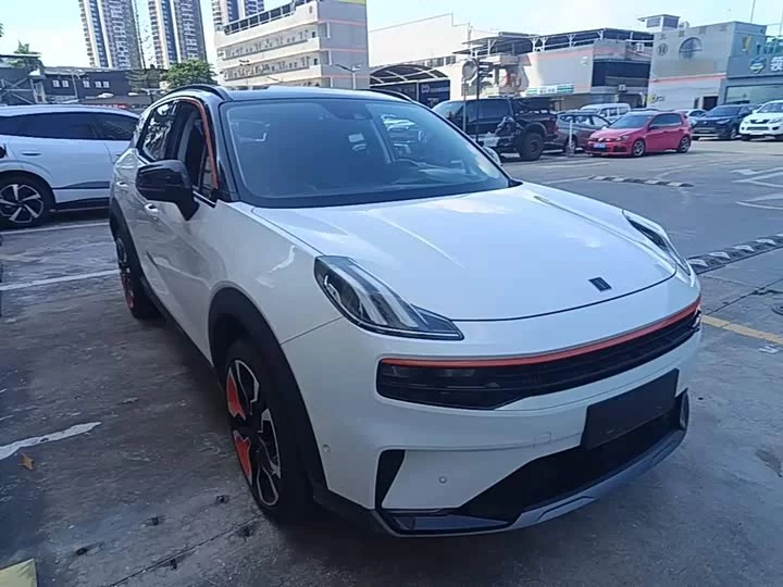 Lynk & Co 06