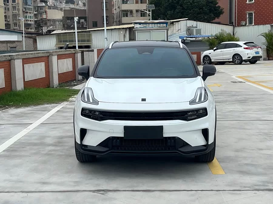 Lynk & Co 06