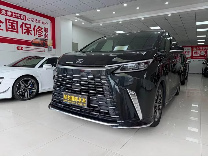 Lexus LM