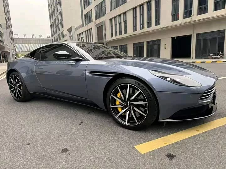 Aston Martin DB11