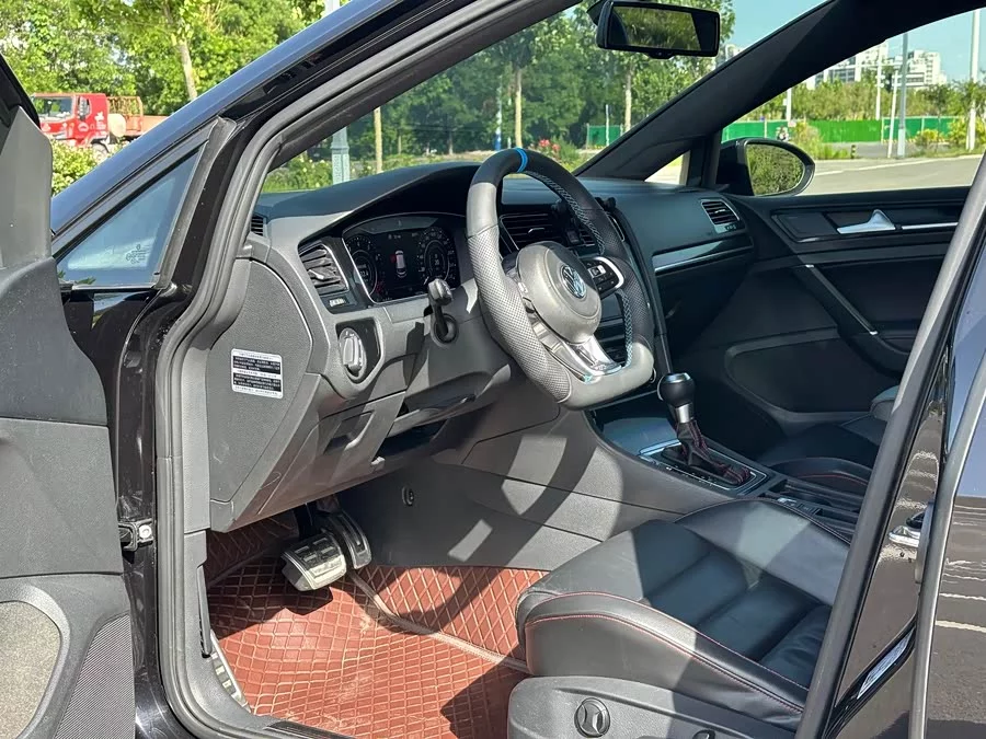 Volkswagen Golf GTI
