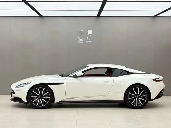 Aston Martin DB11