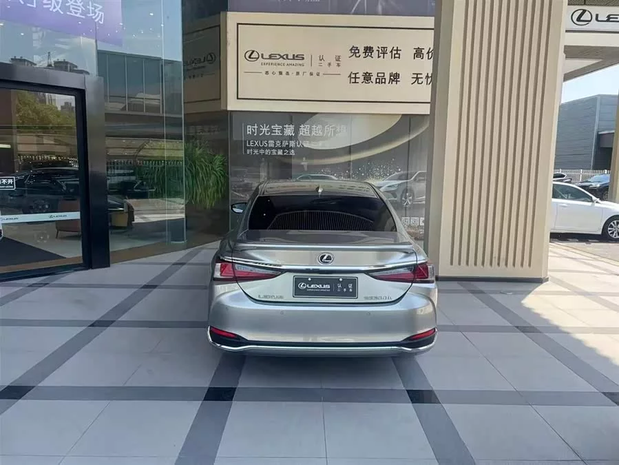 Lexus ES