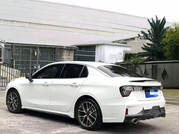 Lynk & Co 03