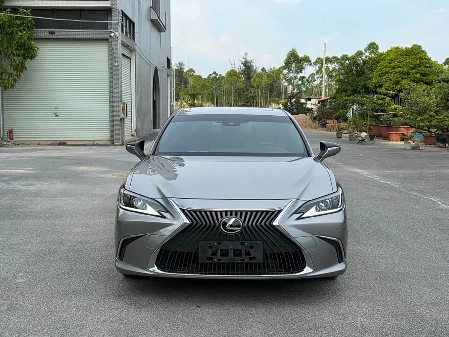 Lexus ES
