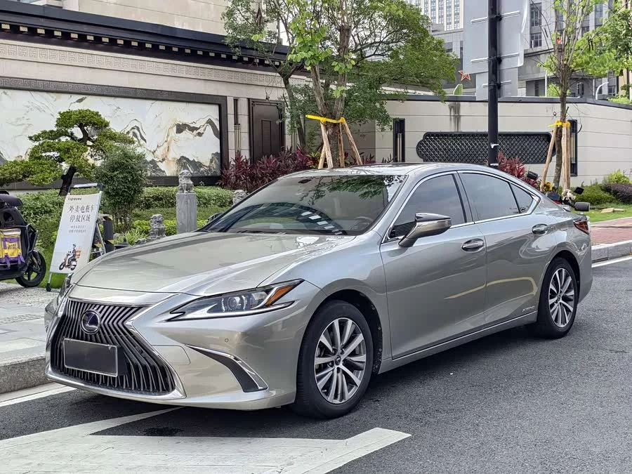 Lexus ES