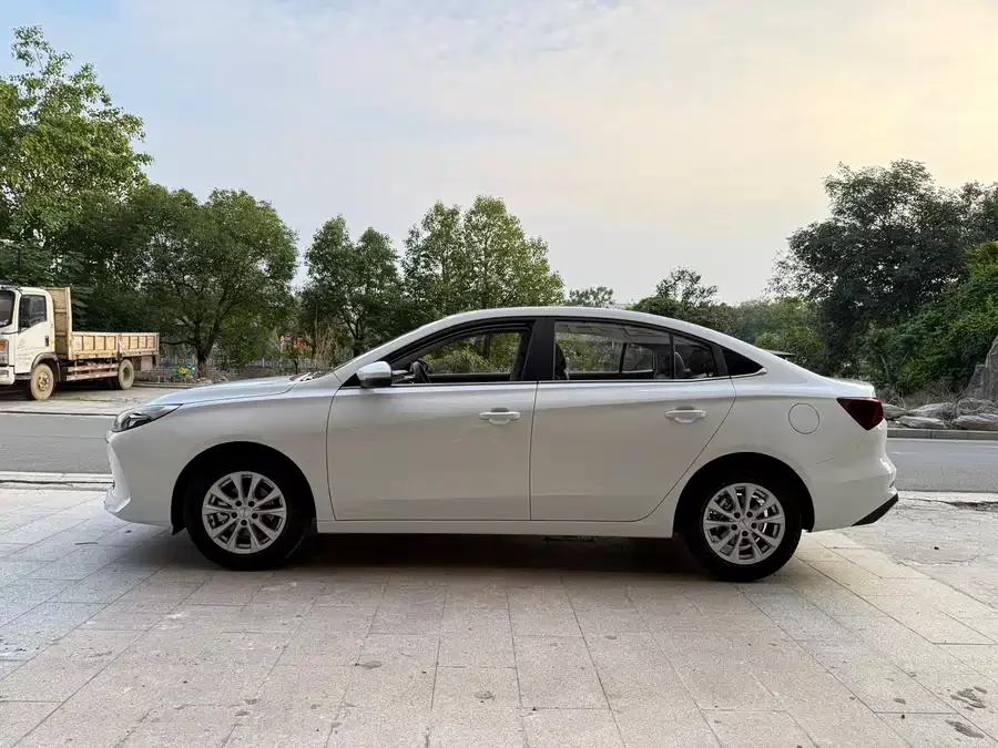 Roewe i5
