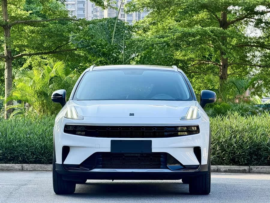Lynk & Co 06