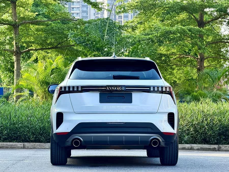 Lynk & Co 06