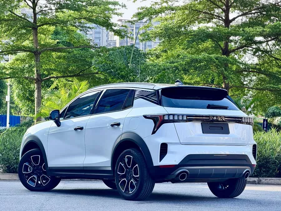 Lynk & Co 06