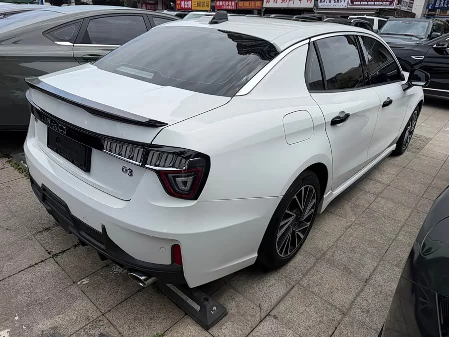 Lynk & Co 03