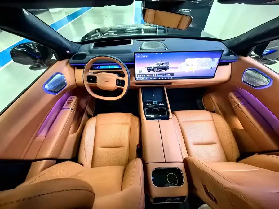 Lynk & Co 900