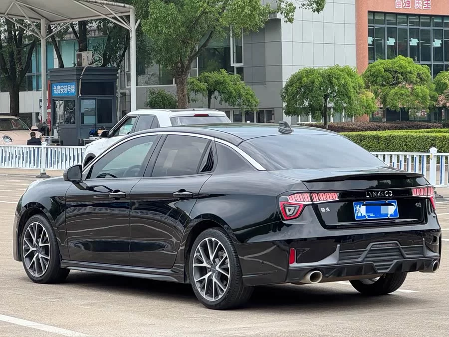 Lynk & Co 03