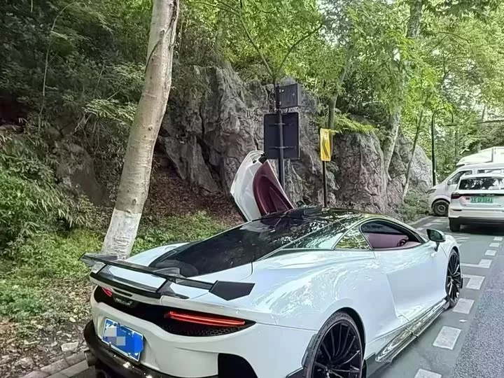 McLaren GT