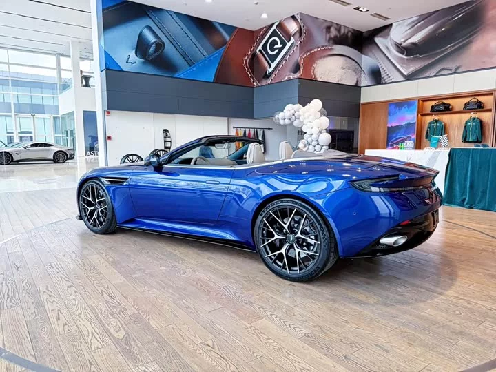 Aston Martin DB12