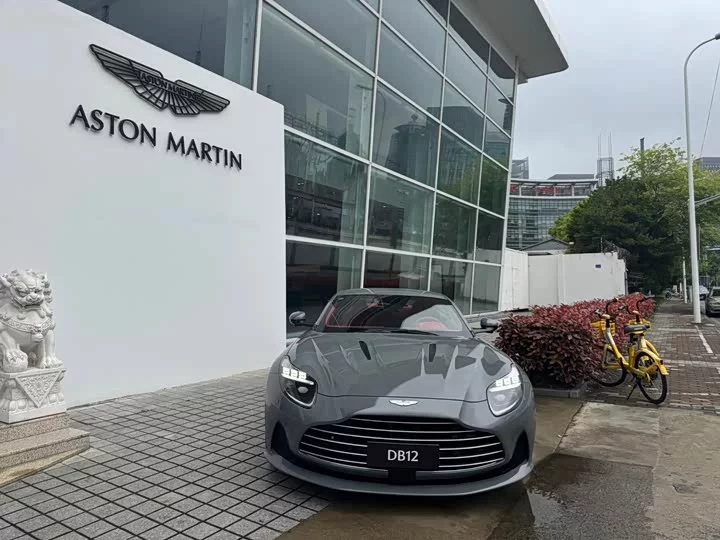 Aston Martin DB12