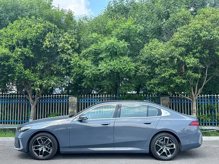 BMW i5