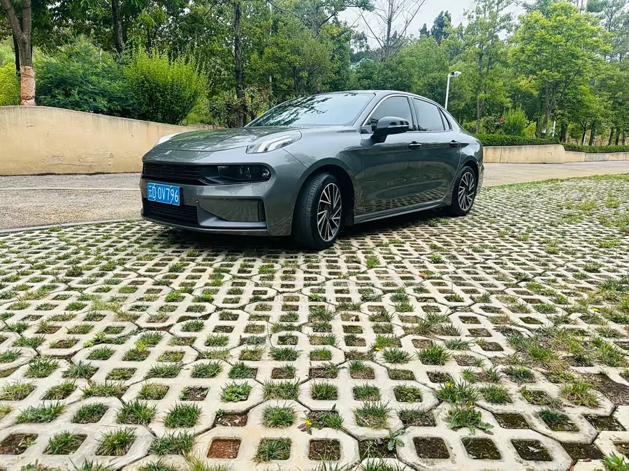 Lynk & Co 03