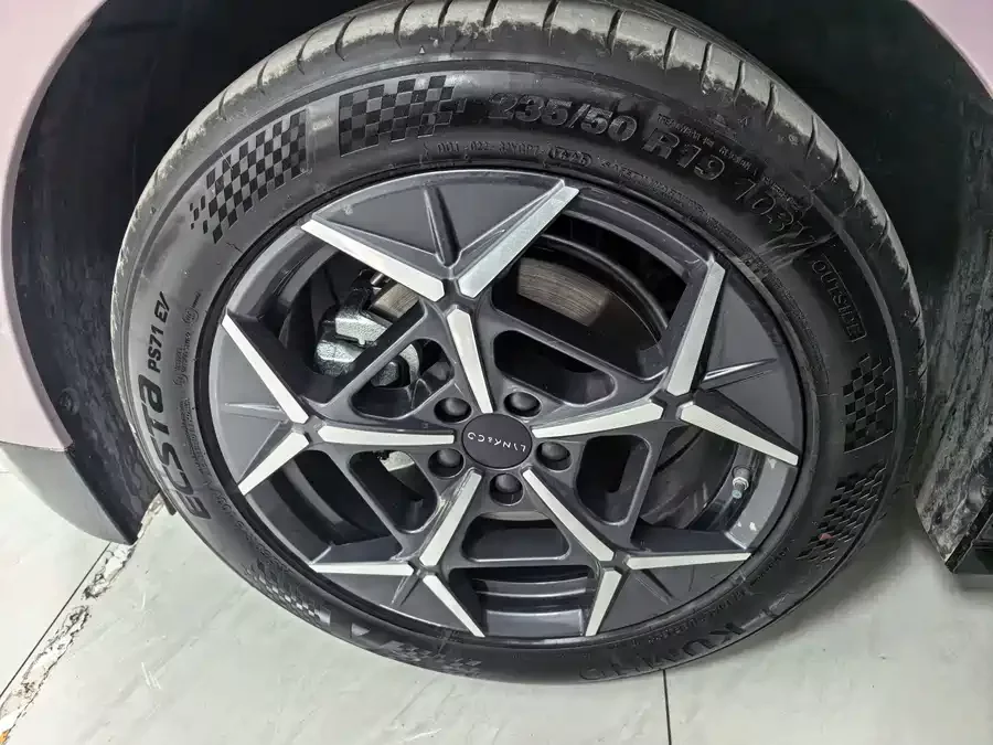 Lynk & Co Z20