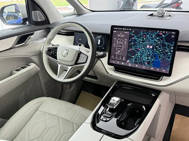 Volvo EM90