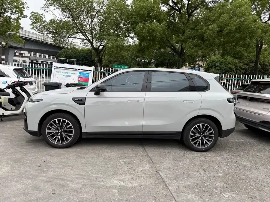 Leapmotor B10