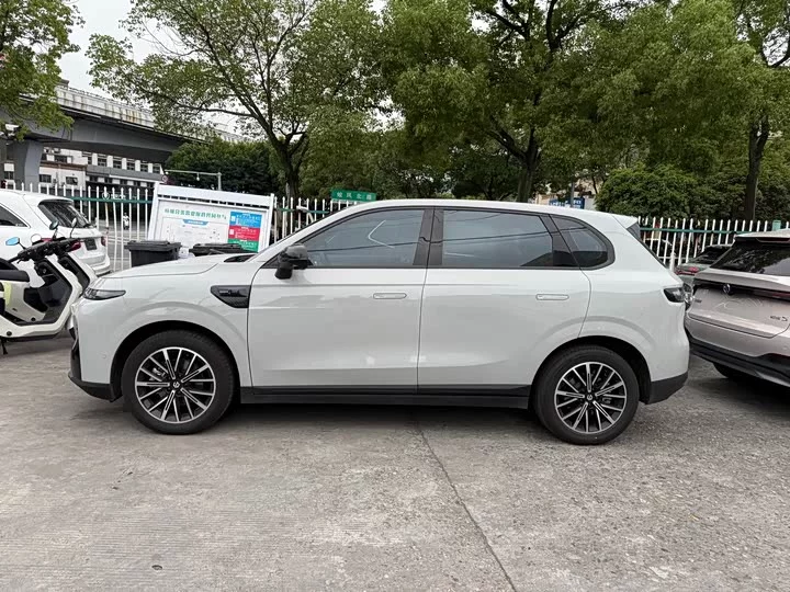 Leapmotor B10