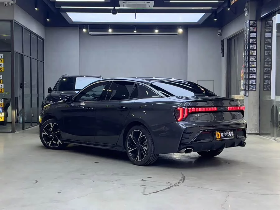 Lynk & Co 03