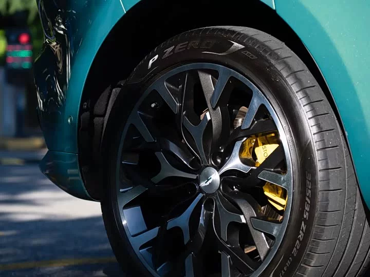 Aston Martin DBX