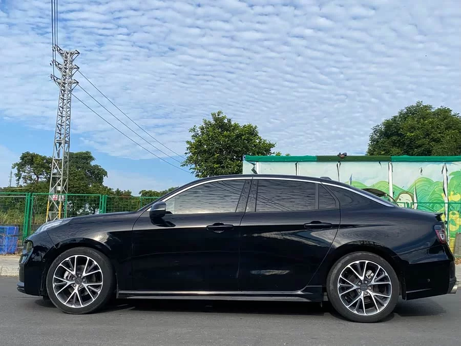 Lynk & Co 03