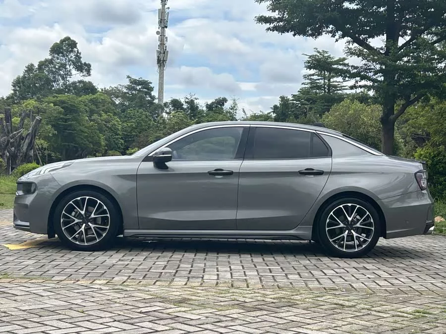 Lynk & Co 03