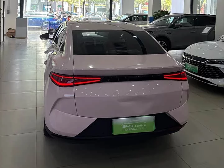 BYD e7