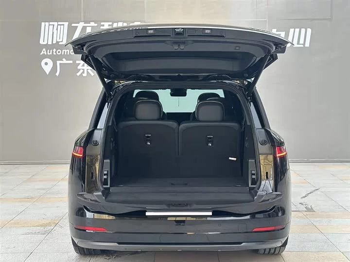 Lynk & Co 900