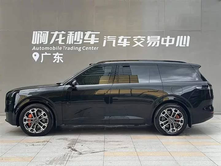 Lynk & Co 900