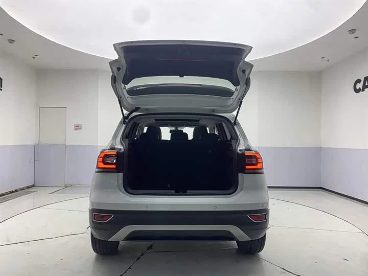 Volkswagen Explore the shadows