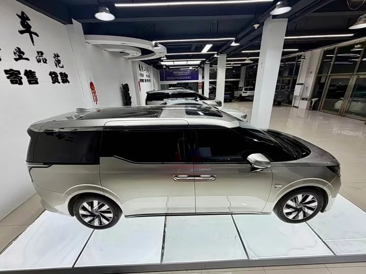 Volvo EM90