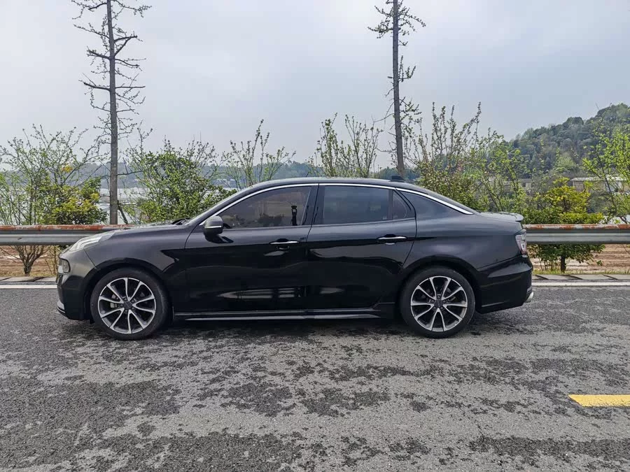 Lynk & Co 03