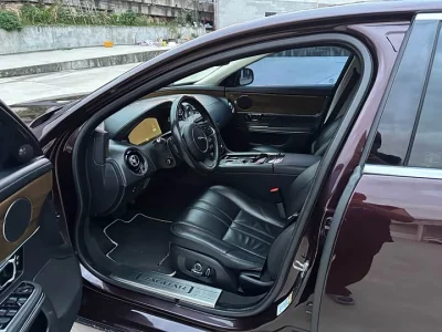 Jaguar XJ