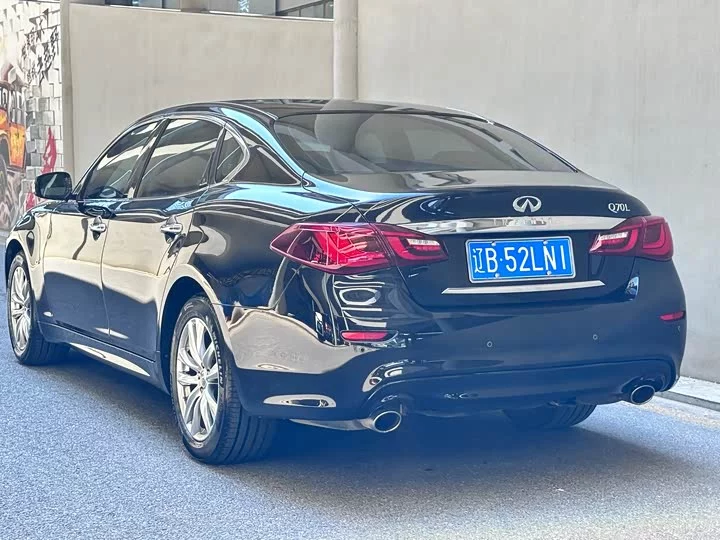 Infiniti Q70