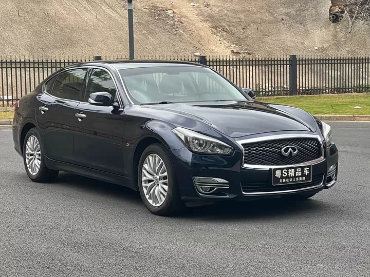 Infiniti Q70