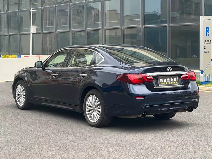 Infiniti Q70