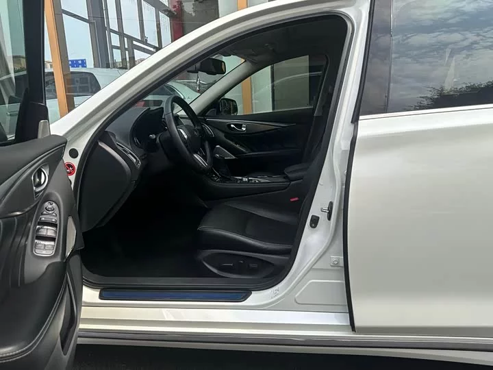 Infiniti Q50L