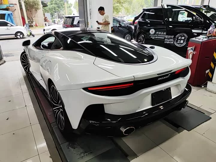 McLaren GT
